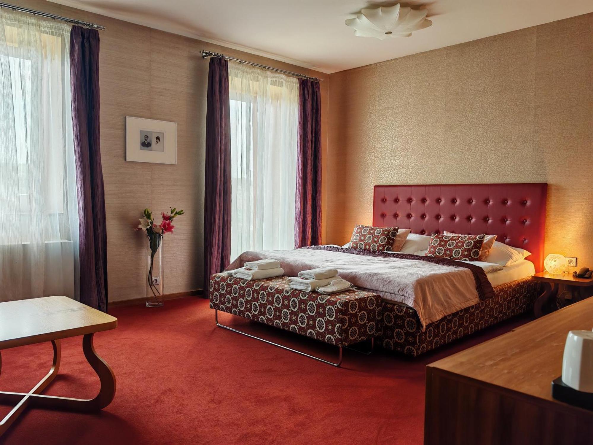 Hotel Rajská zahrada Nové Město nad Metují Exterior foto